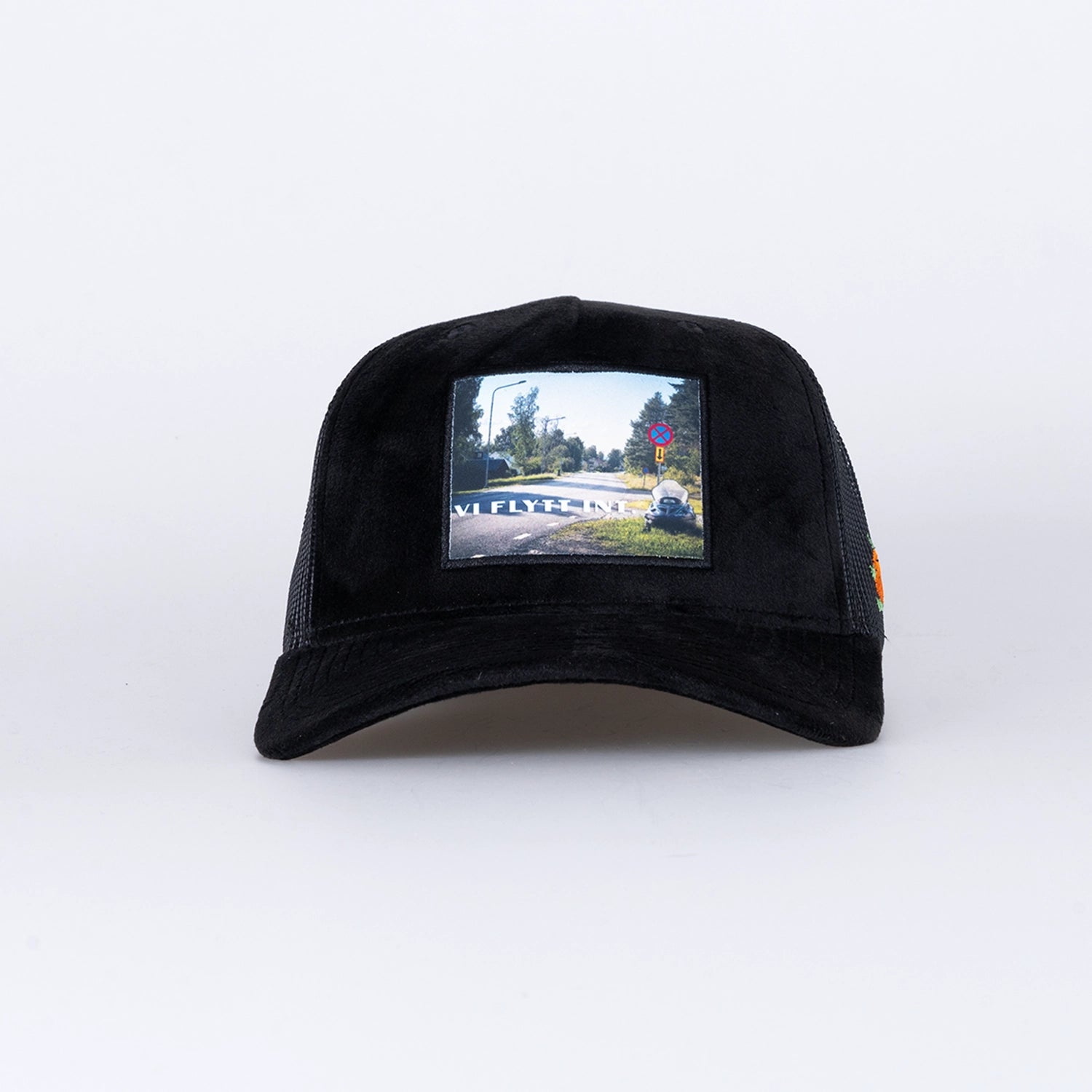 FLYTT INT VELVET TRUCKER CAP - BLACK