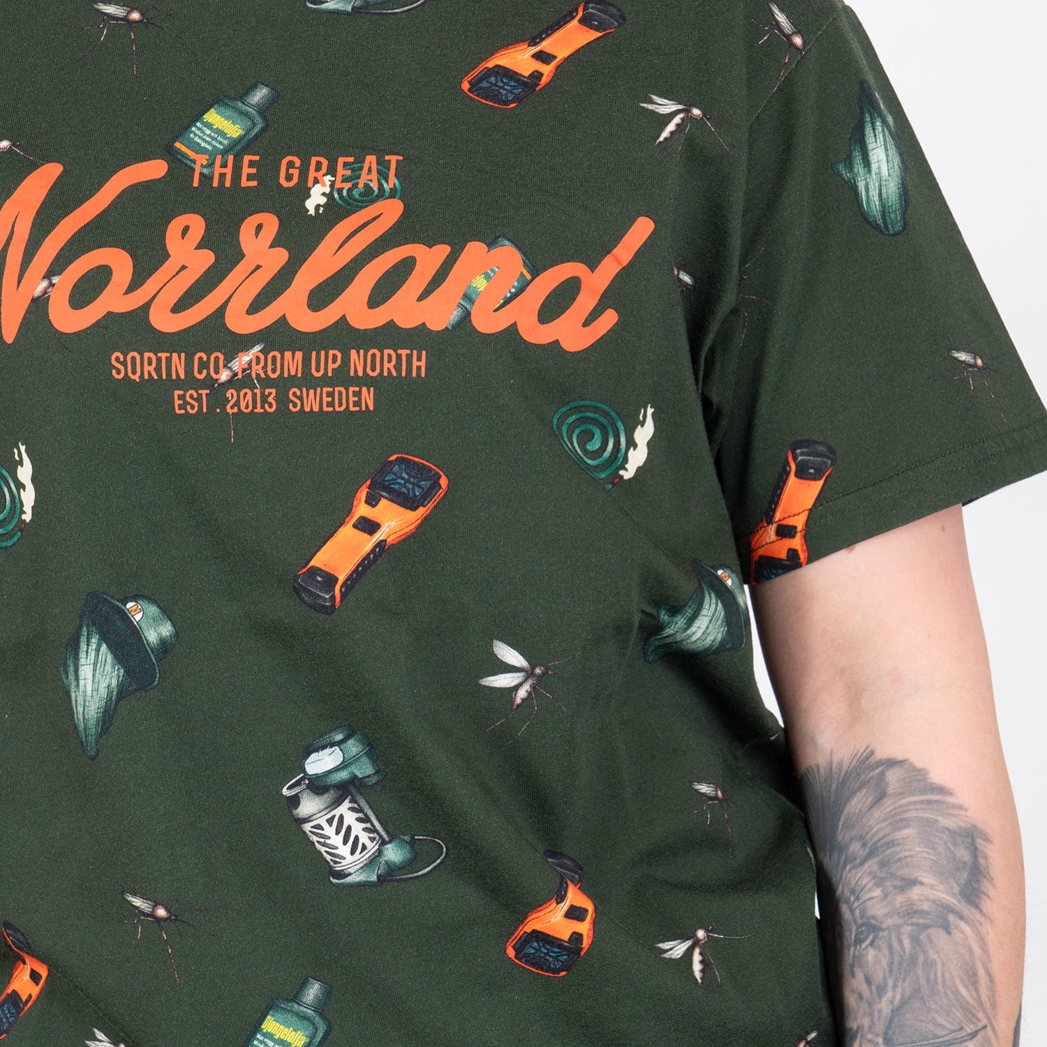 GREAT NORRLAND T-SHIRT - MYGGA OLIVE